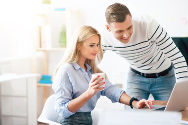 neşeli meslektaşlar projeyi tartışıyor