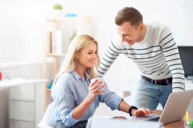 Pozitif meslektaşları proje tartışıyor