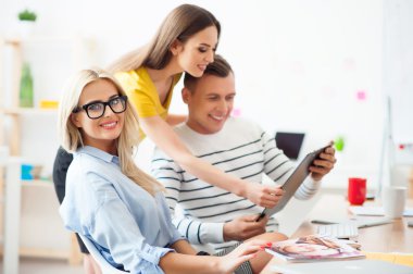 Pozitif meslektaşları proje tartışıyor