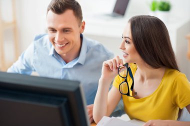 Masada oturan hoş arkadaşları