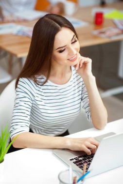 Ofiste çalışan pozitif kadın