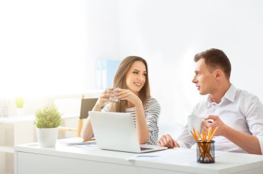 Pozitif meslektaşları konuşmak