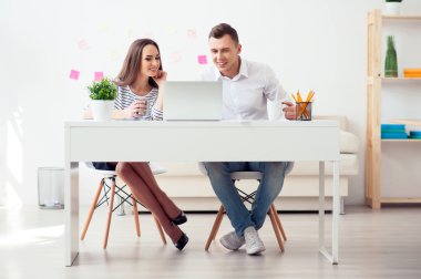 Memnun meslektaş dizüstü bilgisayarda çalışma