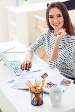 Dizüstü bilgisayarda çalışan içerik gülümseyen kadın