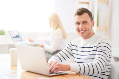 Pozitif adam dizüstü bilgisayarda çalışma