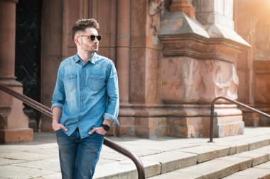 Kendine güvenen adam Küpeşte üzerinde yaslanmış