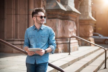Pozitif adam holding tablet