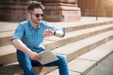 Pozitif adam ayak üzerinde oturan