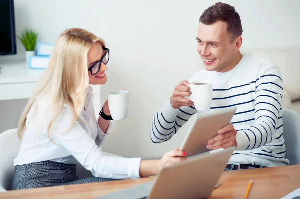 Positive colleagues drinking coffee — Stock Photo, Image