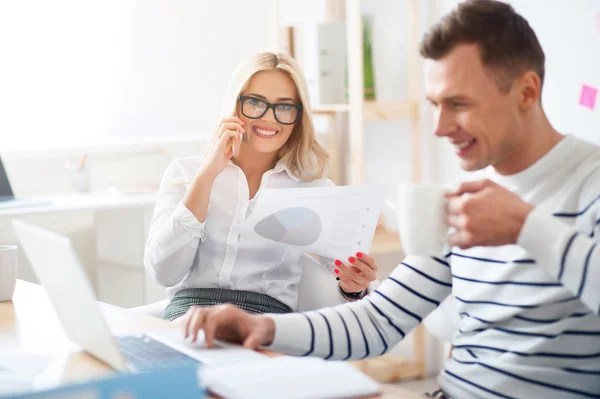 Mujer positiva hablando por teléfono celular — Foto de Stock