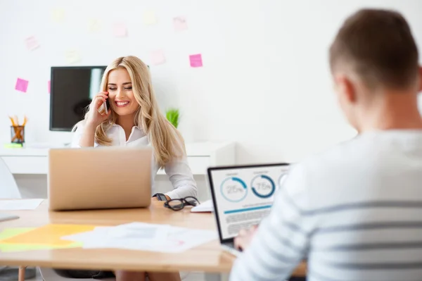 Positive Frau telefoniert mit dem Handy — Stockfoto