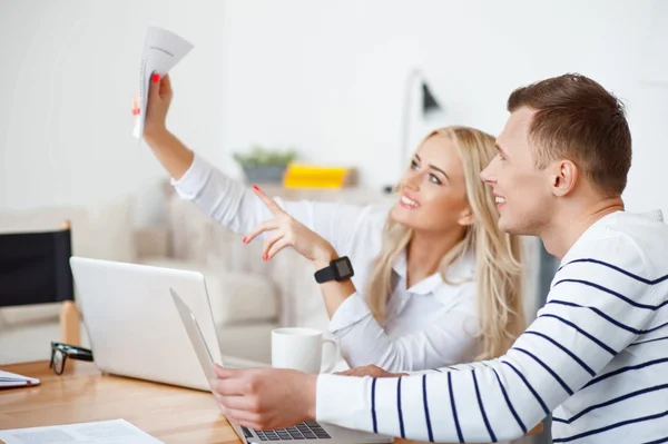 Colegas positivas sentadas a la mesa — Foto de Stock