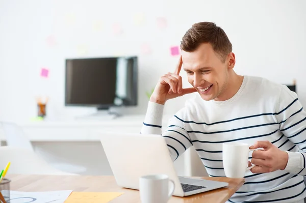 Aangename man zitten aan de tafel — Stockfoto