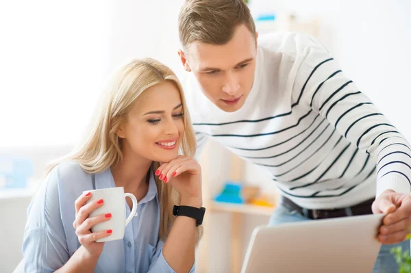 Positive colleagues discussing project — Stock Photo, Image