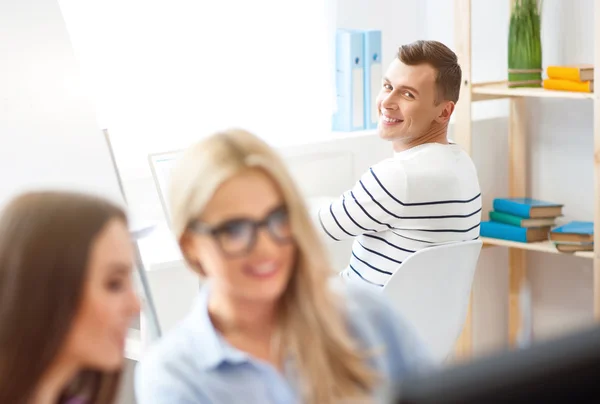 Angenehmer Kerl, der im Büro arbeitet — Stockfoto