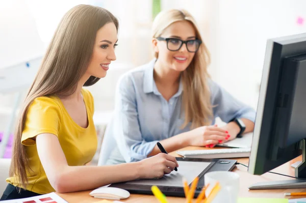 Positieve collega's zitten aan de tafel — Stockfoto