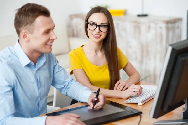 Angenehme Kollegen am Tisch — Stockfoto