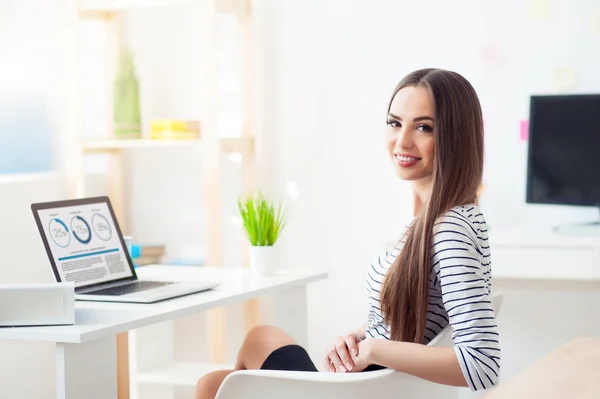 Mujer positiva trabajando en la oficina —  Fotos de Stock