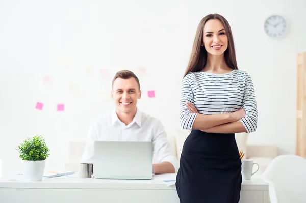 Fröhliche Kollegen im Büro — Stockfoto