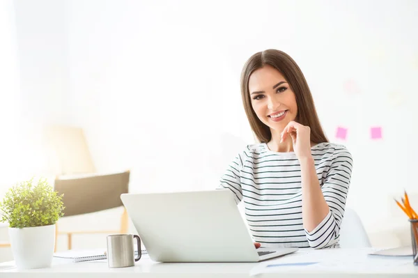 Mujer positiva trabajando en el portátil — Foto de Stock