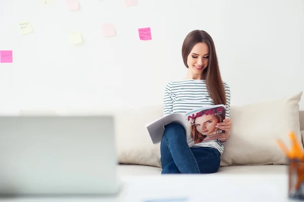 Donna positiva seduta sul divano — Foto Stock