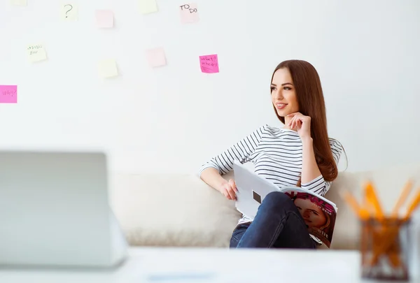 Positieve vrouw zittend op de Bank — Stockfoto