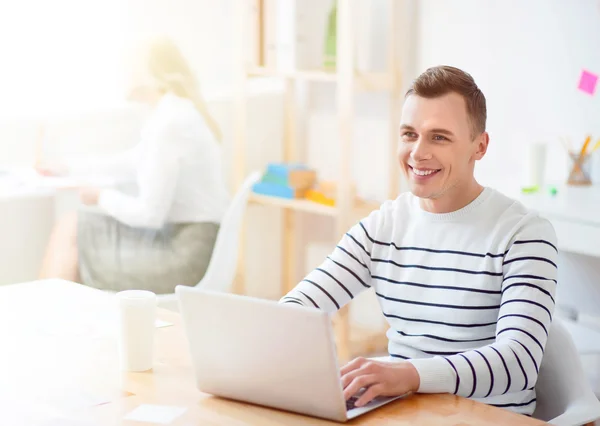 Positiv kille arbetar på den bärbara datorn — Stockfoto