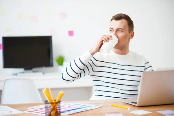 Trevlig kille sitter vid bordet — Stockfoto