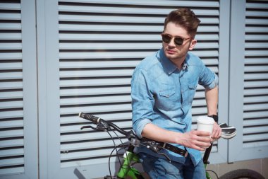 Hoş adam Onun Bisiklet