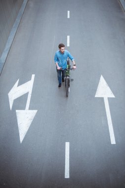 Hoş adam yolda yürürken