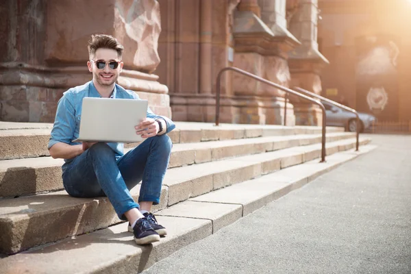 Pozitif adam dizüstü bilgisayar kullanarak