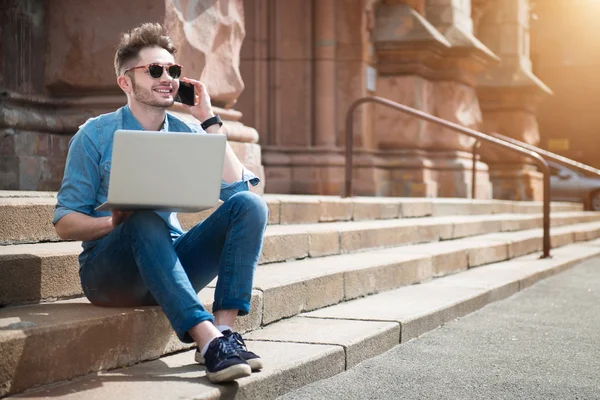 Hoş adam ayak üzerinde oturan