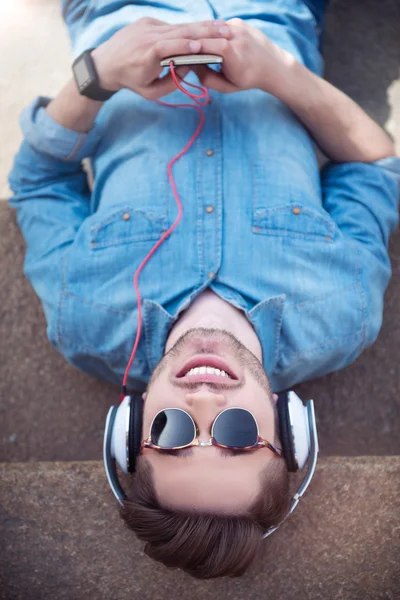Zachwycony facet słuchanie muzyki — Zdjęcie stockowe