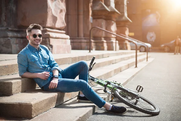 Cara positivo descansando sobre os passos — Fotografia de Stock