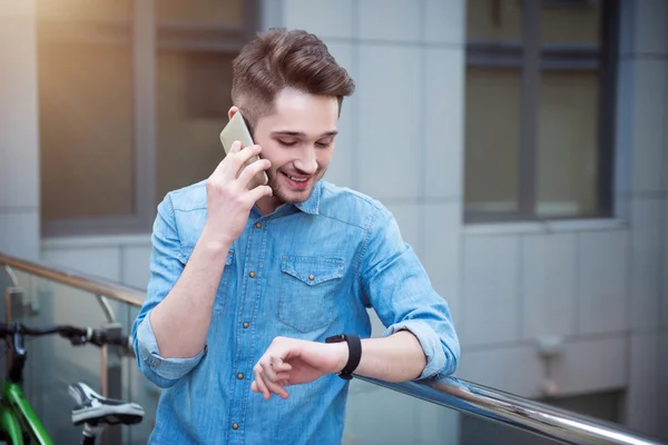 Blij kerel praten op mobiele telefoon — Stockfoto