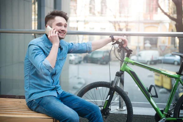 Cara alegre falando no celular — Fotografia de Stock