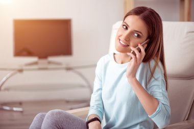 Hoş kadın cep telefonundan söz