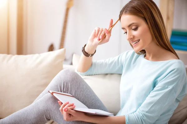 Donna positiva appoggiata sul divano — Foto Stock