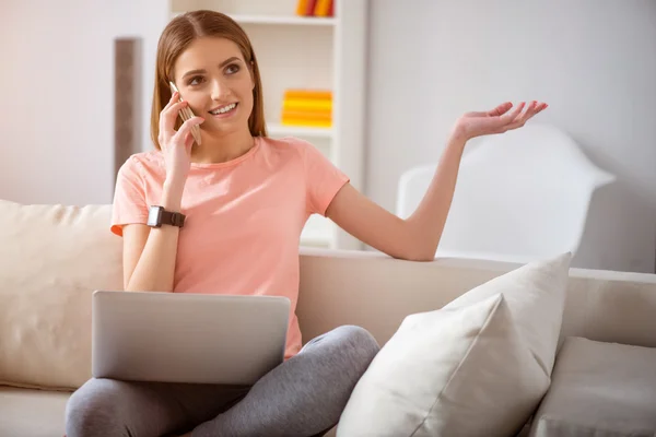 Fröhliche Frau telefoniert — Stockfoto