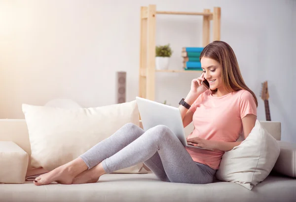 Mujer agradable descansando en el sofá . — Foto de Stock