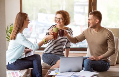 Memnun meslektaş kahve içme.