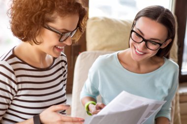 Pozitif meslektaşları proje tartışıyor