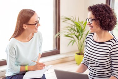 Nice meslektaşları birbirleriyle konuşuyor