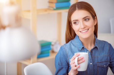 Neşeli gülümseyen kadın kahve içme