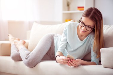 Pozitif kadın cep telefonundan söz