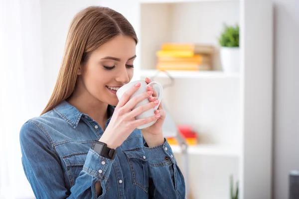 Donna positiva bere caffè — Foto Stock