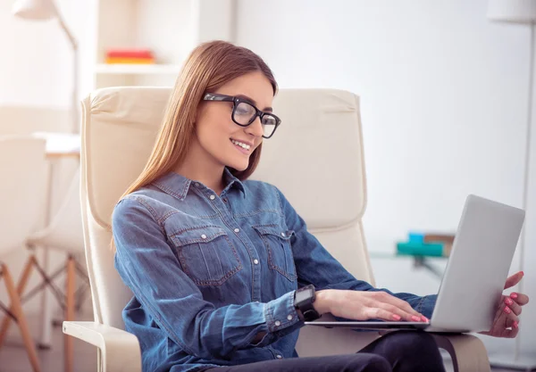 Positive Frau, die am Laptop arbeitet — Stockfoto