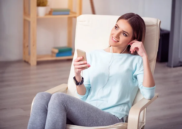 Tive sonriente mujer escuchando música — Foto de Stock