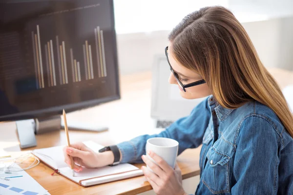 Positiv kvinna sitter vid bordet — Stockfoto