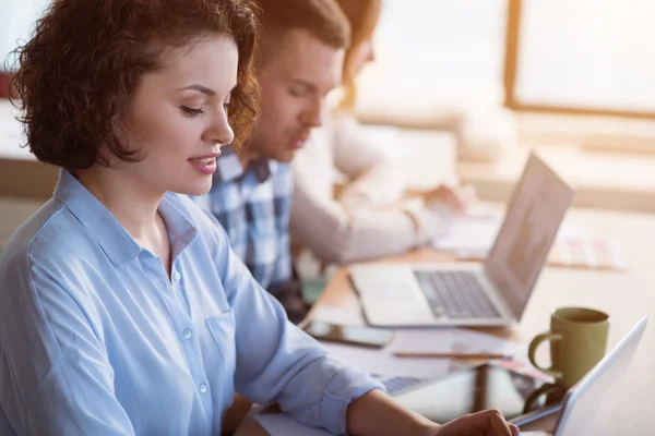 Lavoro positivo in ufficio — Foto Stock